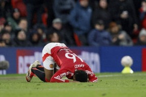 爱游戏平台下载-曼联在比赛中受伤退赛，库里主帅表示担忧！的简单介绍